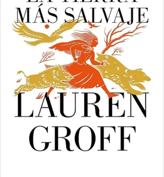 Portada de libro la tierra más salvaje en la que se ve a una mujer corriendo alrededor de lobos.