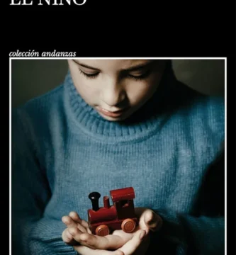 Imagen de la portada del libro de Fernando Aramburu "El niño". E la portada, sobre un fondo negro se observa a un niño, con jersey azul, mirando un pequeño tren de juguete que tiene en sus manos.