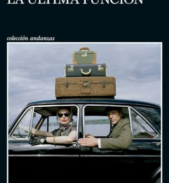 imagen de la portada del libro de Luis Landero La última función en la que se ve un coche de perfil con el techo lleno de maletas y un hombre y una mujer dentro