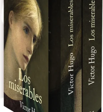 estuche con la novela de Victor Hugo Los Miserables, dividida en dos tomos. En la portada del estuche se puede leer el título y se ve el retrato de perfil de una mujer