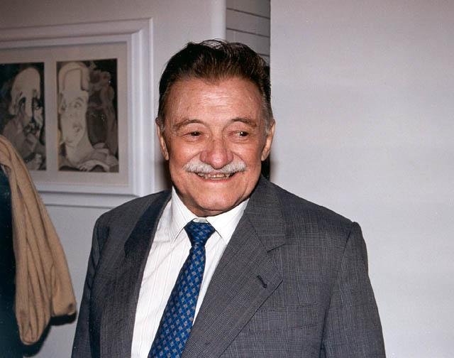 Foto frontal de Mario Benedetti en la que aparece con un traje.