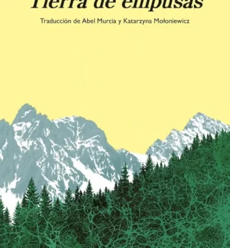 portada del libro tierra de empusas de olga tokarczuk en la que sobre un fonda amarillo se ve unas montañas y un bosque.