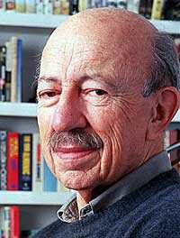 imagen de perfil de Howard Fast, luciendo bigote y una media sonrisa.