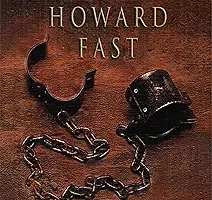 Portada de la novela de Howard fast espartaco en la que se ve tras un fondo marrón el nombre del autor, el título del libro y se ven unas cadenas rotas.