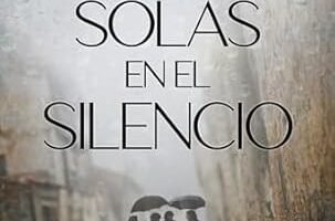 portada de la novela de Silvia Intxaurrondo Solas en el silencio, en la que debajo del título se ve a unas mujeres en un callejón cobijándose de la lluvia con un paraguas.