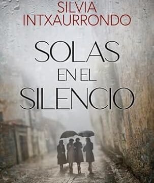 portada de la novela de Silvia Intxaurrondo Solas en el silencio, en la que debajo del título se ve a unas mujeres en un callejón cobijándose de la lluvia con un paraguas.