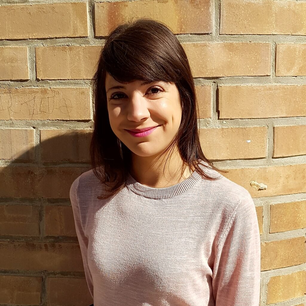Imagen frontal de la escritora Aixa de Cruz en la que aparece sonriente.