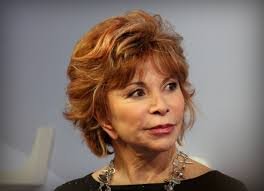 Imagen forntal de Isabel Allende en la que aparece con un gesto relajado y una media sonrisa.