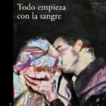 portada de la novela de Aixa de la Cruz, Todo empieza con la sangre. En la que tras un fondo negro se ve a un hombre y una mujer besándose.