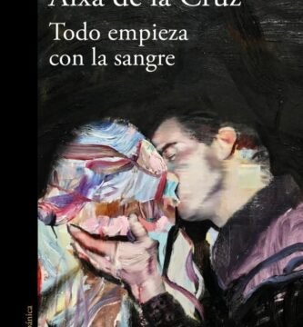 portada de la novela de Aixa de la Cruz, Todo empieza con la sangre. En la que tras un fondo negro se ve a un hombre y una mujer besándose.