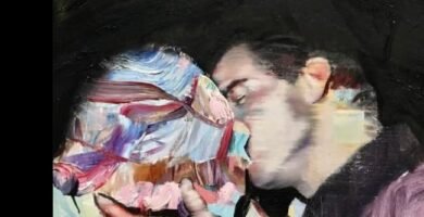 portada de la novela de Aixa de la Cruz, Todo empieza con la sangre. En la que tras un fondo negro se ve a un hombre y una mujer besándose.