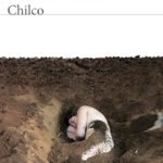 portada de la novela chilco en la que se ve una mujer dentro de un socavón en posicion fetal con algo de tierrra por encima