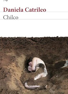 portada de la novela chilco en la que se ve una mujer dentro de un socavón en posicion fetal con algo de tierrra por encima