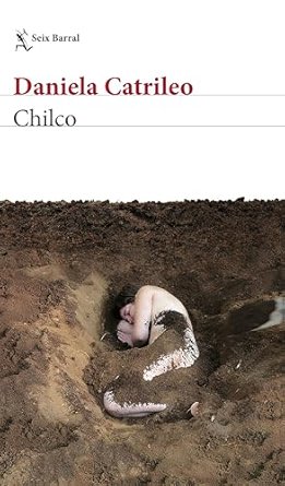 portada de la novela chilco en la que se ve una mujer dentro de un socavón en posicion fetal con algo de tierrra por encima