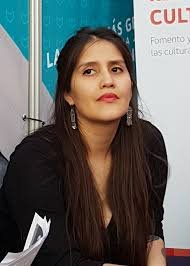 imagen frontal de Daniela Catrileo en la que aparece con un vestido negro