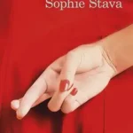 potada de la novela de sophie stava la mentirosa en la que se ve el vestido de una mujer, color rojo, que esta de espaldas y se le ve la mano con los dedos cruzados