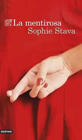 potada de la novela de sophie stava la mentirosa en la que se ve el vestido de una mujer, color rojo, que esta de espaldas y se le ve la mano con los dedos cruzados