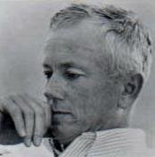 imagen de elliot chaze en la que aparece pensativo, de perfil con una mano apoyada sobre su barbilla