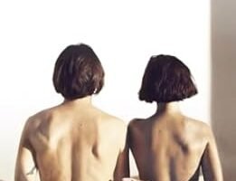 portada de la novela de Isaac rosa Las buenas noches en la que se ve a un hombre y una mujer de espaldas sentados en una cama con las manos entrelazadas