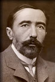 imagen frontal de Joseph Conrad, en la que aparece con gesto serio