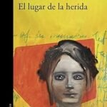 portada de la novela de Laura Baeza, en la que sobre un fondo amarillo y rojo, aparece el rostro de una mujer con los ojos vidriosos.