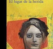 portada de la novela de Laura Baeza, en la que sobre un fondo amarillo y rojo, aparece el rostro de una mujer con los ojos vidriosos.