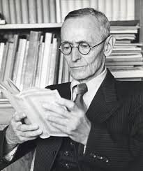 foto de hermann hesse en la que apaerece sentado leyendo un libro
