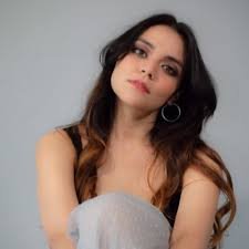 imagen frontal de laura baeza