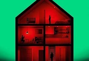 portada de la novela de pablo rivero La canguro, en la que sobre un fondo verde aparece la forma de una casa de color rojo