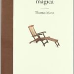 portada de la novela la montaña mágica de Thoma Mann, en la que bajo el título y sobre un fondo blanco aparece el dibujo de una tumbona de madera