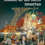 portada de la novela de David Uclés La ciudad de las luces muertas en la que aparece la caricatura de varios personajes celebres que desfilan por la novela sobre un dibujo de algunos lugares miticos de Barcelona como la sagrada familia.