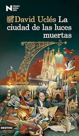 portada de la novela de David Uclés La ciudad de las luces muertas en la que aparece la caricatura de varios personajes celebres que desfilan por la novela sobre un dibujo de algunos lugares miticos de Barcelona como la sagrada familia.