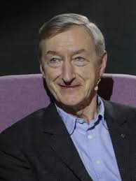 imagen frontal de julian barnes en la que aparece sonriendo
