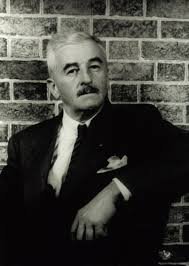 imagen de william faulkner en la que aparece sentado con gesto relajado