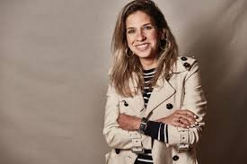 imagen frontal de karina sainz borgo en la que aparece sonriente de brazos cruzados