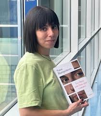 imagen de sara barquinero en la que aparece sosteniendo su libro los escorpiones