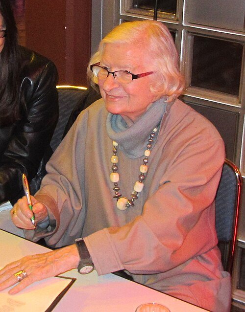 imagen de la escritora p.d. james en la que aparece sentada firmando libros