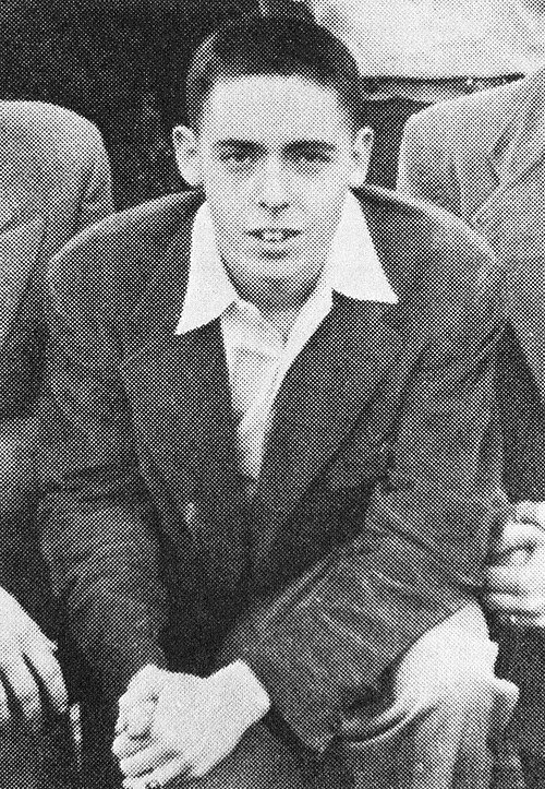 imagen de de thomas pynchon tomada en 1953 en la que aparece agachado de frente.