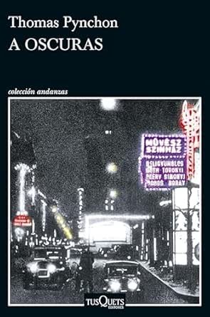 portada de la novela a oscuras de thomas pynchon, en la que bajo el titulo se ve la imagen de una ciudad de noche