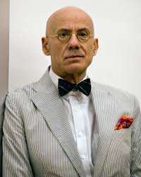 imagen frontal de James Ellroy en la que aparece con traje y pajarita y rostro serio pero relajado