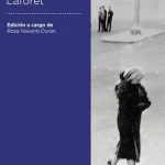 imagen de la portada de nada de Carmen Laforet en la que al lado de un fondo azul en el que aparece el título y la autora de la novela, se observa una foto en blanco y negro de una joven que camina por la calle muy abrigada