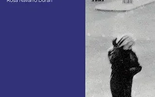 imagen de la portada de nada de Carmen Laforet en la que al lado de un fondo azul en el que aparece el título y la autora de la novela, se observa una foto en blanco y negro de una joven que camina por la calle muy abrigada