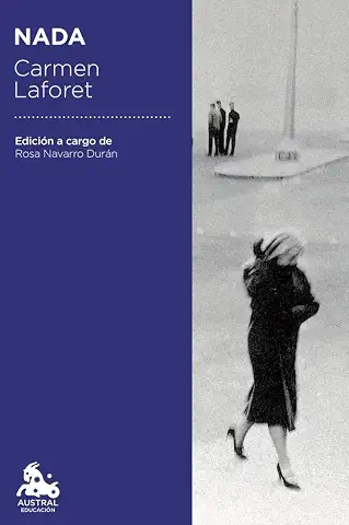 imagen de la portada de nada de Carmen Laforet en la que al lado de un fondo azul en el que aparece el título y la autora de la novela, se observa una foto en blanco y negro de una joven que camina por la calle muy abrigada