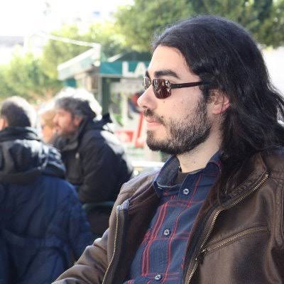 imagen en la que aparece de perfil el escritor Pablo Escudero Abenza